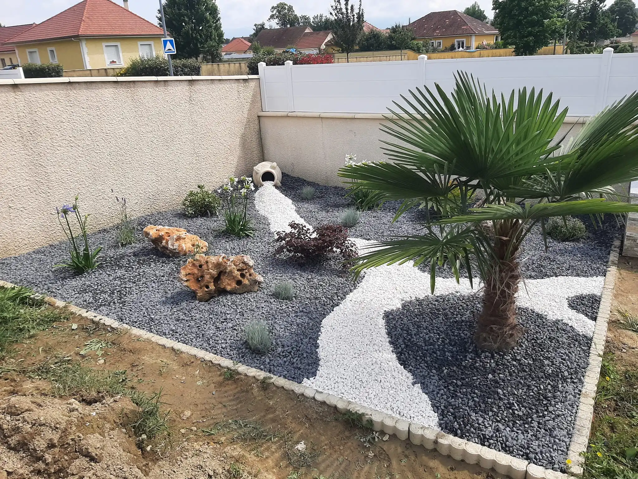 aménagement de jardin avec plantes et chemin de gravier