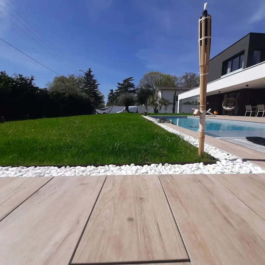 aménagement extérieur terrasse en bois et pelouse