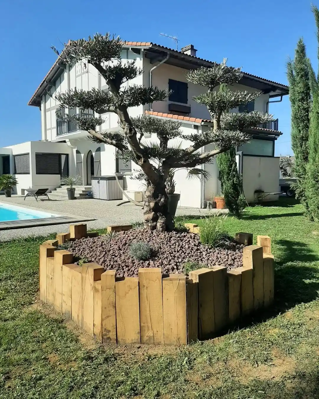 Création d'une jardinière en traverses de bois pour accueillir un olivier centenaire